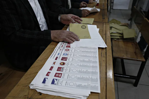 Gente Attende Votare Durante Elezioni Generali Seggio Elettorale Istanbul Turchia — Foto Stock