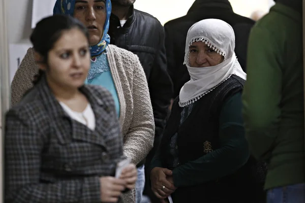 Ludzie Czekają Oddać Głos Podczas Wyborów Parlamentarnych Stacji Wyborczej Stambule — Zdjęcie stockowe