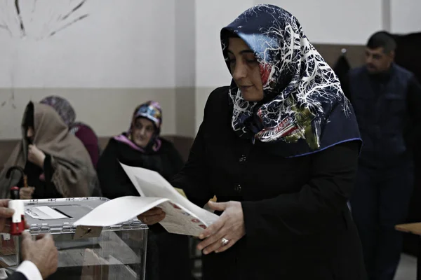 Mensen Wachten Hun Stem Uit Brengen Tijdens Algemene Verkiezingen Een — Stockfoto