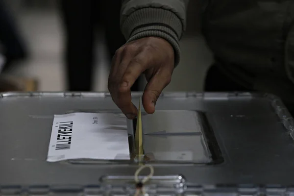 2015年11月1日 トルコのイスタンブールの投票所で総選挙中に投票を待つ人々 — ストック写真