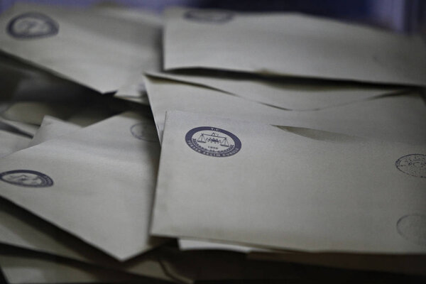 Люди ждут голосования на всеобщих выборах на избирательном участке в Стамбуле, Турция, 1 ноября 2015 года
