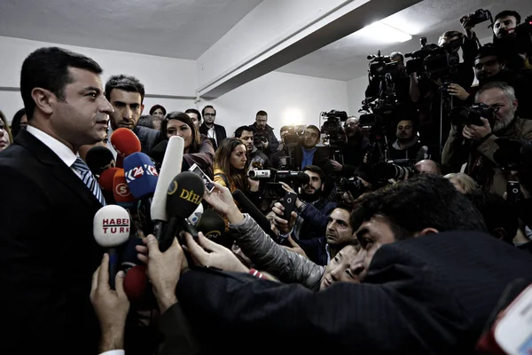 2015年11月1日 土耳其亲库尔德人民民主党联合领导人塞拉哈廷 德米尔塔斯在土耳其伊斯坦布尔投票后对新闻界发表讲话 — 图库照片