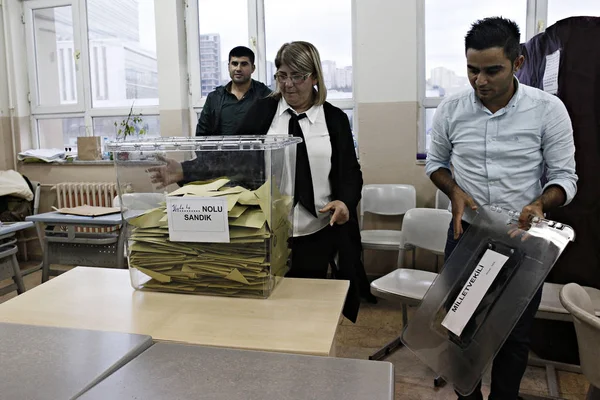 Αξιωματούχοι Υπολογίζουν Ψήφους Εκλογικό Σταθμό Στην Ιστανμπούλ Της Τουρκίας Τον — Φωτογραφία Αρχείου