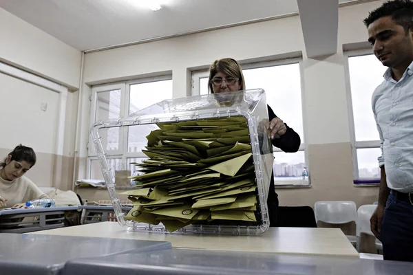 Funzionari Contano Voti Seggio Elettorale Istanbul Turchia Novembre 2015 — Foto Stock