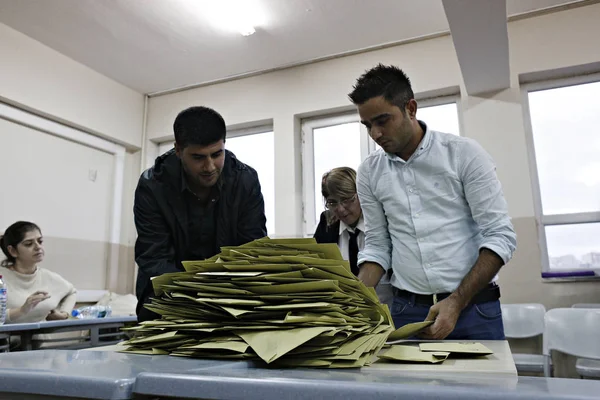 Funzionari Contano Voti Seggio Elettorale Istanbul Turchia Novembre 2015 — Foto Stock
