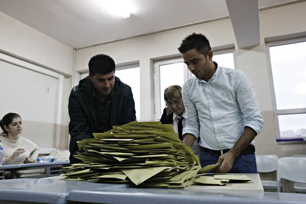 Beamte Zählen November 2015 Einem Wahllokal Istanbul Der Türkei Stimmen — Stockfoto