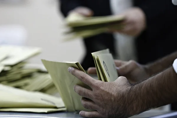 Officials Count Votes Polling Station Istanbul Turkey Nov 2015 — Stok fotoğraf