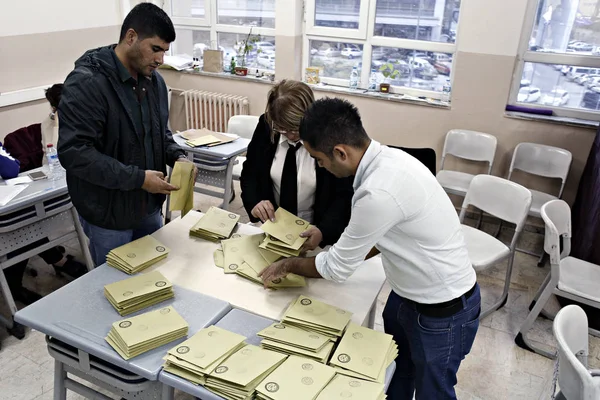 Beamte Zählen November 2015 Einem Wahllokal Istanbul Der Türkei Stimmen — Stockfoto