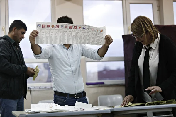 Αξιωματούχοι Υπολογίζουν Ψήφους Εκλογικό Σταθμό Στην Ιστανμπούλ Της Τουρκίας Τον — Φωτογραφία Αρχείου