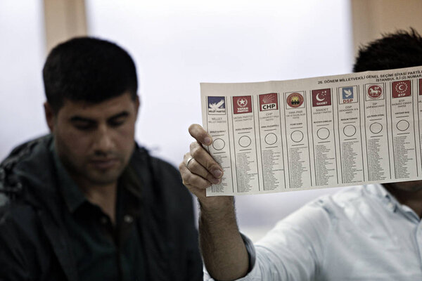 Чиновники подсчитывают голоса на избирательном участке в Стамбуле, Турция 1 ноября 2015 года
