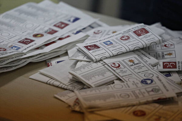 Чиновники подсчитывают голоса на избирательном участке в Стамбуле, Турция 1 ноября 2015 года
