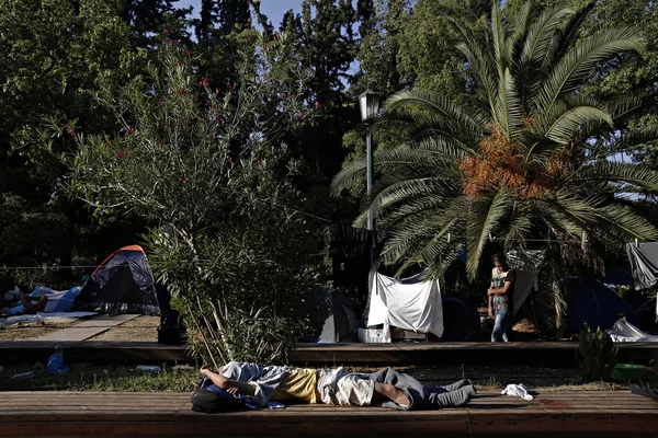 Uprchlíci Migranti Provizorním Táboře Parku Pedion Areos Kde Žije Asi — Stock fotografie