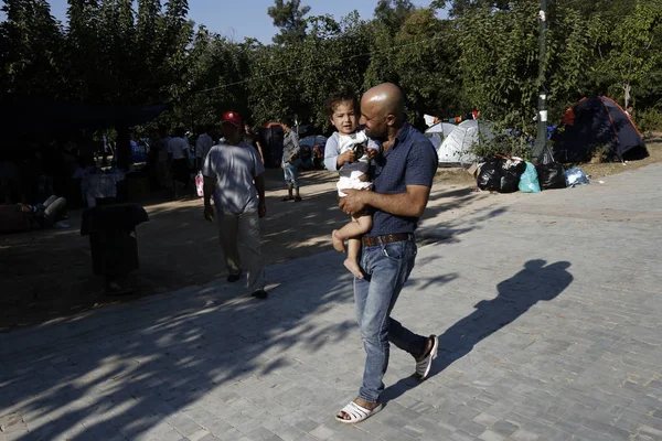 Uprchlíci Migranti Provizorním Táboře Parku Pedion Areos Kde Žije Asi — Stock fotografie