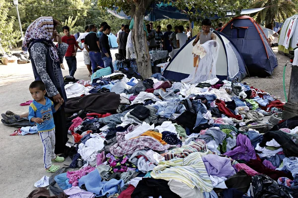 2015년 그리스 아테네의 수용소에 거주하는 500여 이주자와 난민들이 페디온 아레오스 — 스톡 사진