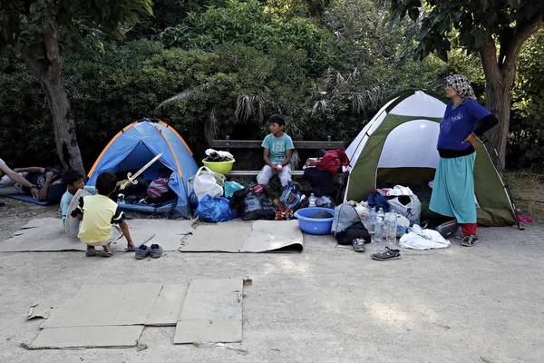 2015년 그리스 아테네의 수용소에 거주하는 500여 이주자와 난민들이 페디온 아레오스 — 스톡 사진