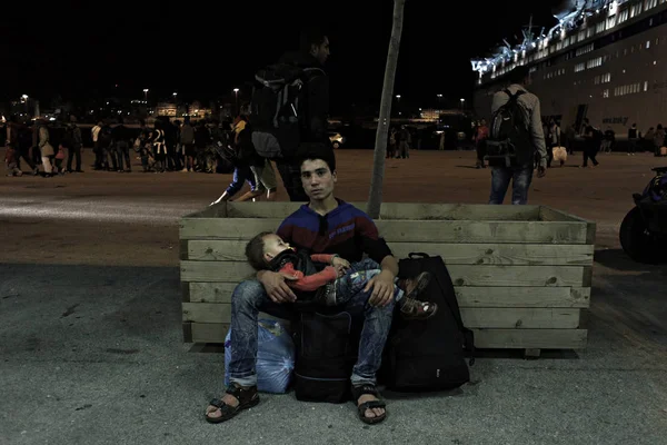 Migrantes Refugiados Desembarcan Ferry Después Llegada Puerto Pireo Pireo Grecia — Foto de Stock