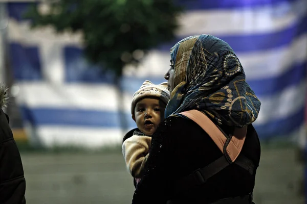 Мигранты Беженцы Высаживаются Парома После Прибытия Порт Пирей Пирее Греция — стоковое фото