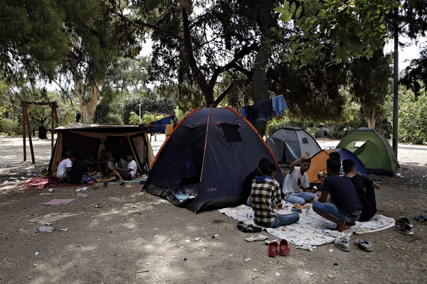 Uprchlíci Přistěhovalci Provizorním Táboře Parku Pedion Areos Kde Žije Asi — Stock fotografie