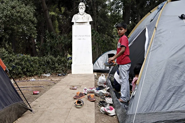 Bazı 1500 Göçmenlerin Mültecilerin Atina Yunanistan Ağustos 2015 Tarihinde Yer — Stok fotoğraf