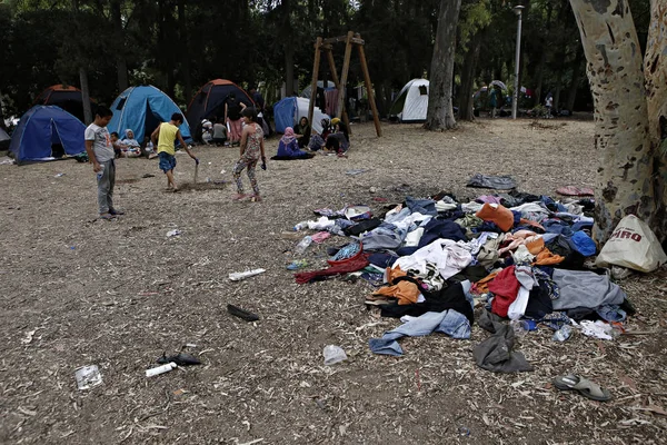 Menekültek Bevándorlók Egy Rögtönzött Tábor Pedion Tou Areos Park Ahol — Stock Fotó