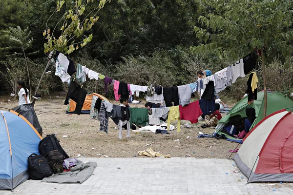 Uprchlíci Migranti Provizorním Táboře Parku Pedion Areos Kde Žije Asi — Stock fotografie