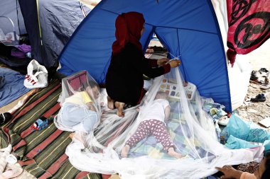 Bazı 1500 göçmenlerin ve mültecilerin Atina 'da, Yunanistan 'da, 10 Ağustos 2015 tarihinde yer alan bir kampta yaşayan Pedion tou Areos parkında mülteci ve göçmen bir kampta
