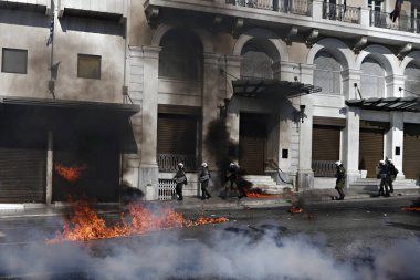 İşçi birlikleri, Atina, Yunanistan, 12 Kasım 2015 ' da hükümetin tasarruf politikalarına karşı 24 saatlik genel grev sırasında ortaya koyuyor.