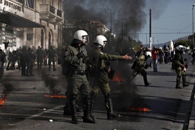 Atina, Yunanistan, 2 Decemeber 2015 hükümetin tasarruf politikası karşı 24 saat genel grev sırasında protestocular ile çatışmalar sırasında isyan polisi bir benzin bombası patlar.