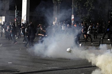 Atina, Yunanistan, 2 Decemeber 2015 hükümetin tasarruf politikası karşı 24 saat genel grev sırasında protestocular ile çatışmalar sırasında isyan polisi bir benzin bombası patlar.