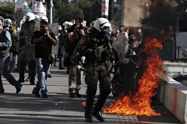 Atina, Yunanistan, 2 Decemeber 2015 hükümetin tasarruf politikası karşı 24 saat genel grev sırasında protestocular ile çatışmalar sırasında isyan polisi bir benzin bombası patlar.