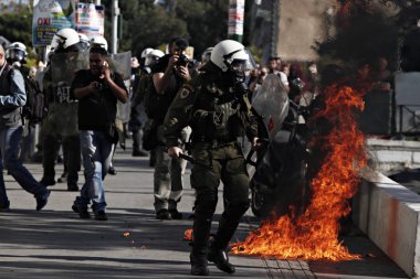 Atina, Yunanistan, 2 Decemeber 2015 hükümetin tasarruf politikası karşı 24 saat genel grev sırasında protestocular ile çatışmalar sırasında isyan polisi bir benzin bombası patlar.