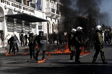 Atina, Yunanistan, 2 Decemeber 2015 hükümetin tasarruf politikası karşı 24 saat genel grev sırasında protestocular ile çatışmalar sırasında isyan polisi bir benzin bombası patlar.