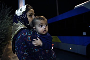 Göçmen ve mülteciler Piraeus Pire limanında geliş sonra bir feribottan karaya, Yunanistan Ağustos 16, 2015