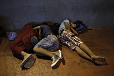 Göçmen ve mülteciler Piraeus Pire limanında geliş sonra bir feribottan karaya, Yunanistan Ağustos 16, 2015