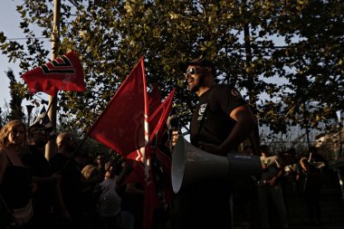 Yüksek sağ Altın Şafak partisinin lideri Nikolaos Mihaloliakos, Atina 'daki partinin karargahı dışındaki ana seçim öncesi rallisinde bir konuşma yapıyor, Yunanistan, 16 Eylül, 2015. 