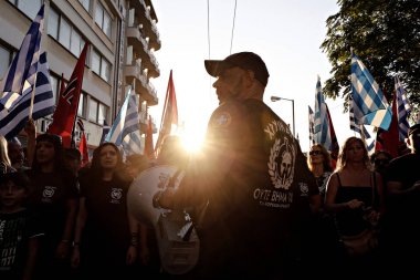 Yüksek sağ Altın Şafak partisinin lideri Nikolaos Mihaloliakos, Atina 'daki partinin karargahı dışındaki ana seçim öncesi rallisinde bir konuşma yapıyor, Yunanistan, 16 Eylül, 2015. 