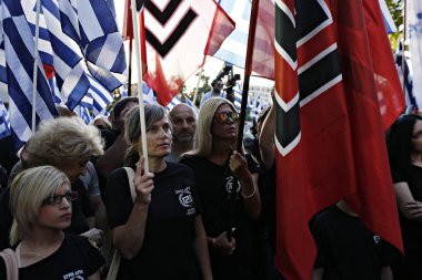 Yüksek sağ Altın Şafak partisinin lideri Nikolaos Mihaloliakos, Atina 'daki partinin karargahı dışındaki ana seçim öncesi rallisinde bir konuşma yapıyor, Yunanistan, 16 Eylül, 2015. 