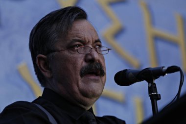 Yüksek sağ Altın Şafak partisinin lideri Nikolaos Mihaloliakos, Atina 'daki partinin karargahı dışındaki ana seçim öncesi rallisinde bir konuşma yapıyor, Yunanistan, 16 Eylül, 2015. 