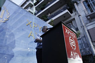 Yüksek sağ Altın Şafak partisinin lideri Nikolaos Mihaloliakos, Atina 'daki partinin karargahı dışındaki ana seçim öncesi rallisinde bir konuşma yapıyor, Yunanistan, 16 Eylül, 2015. 