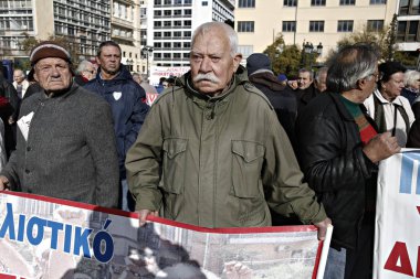 Emekliler Atina 'da planlanan emeklilik reformlarına karşı bir gösteri sırasında sloganlar bağırıyor, Yunanistan, 17 Aralık 2015