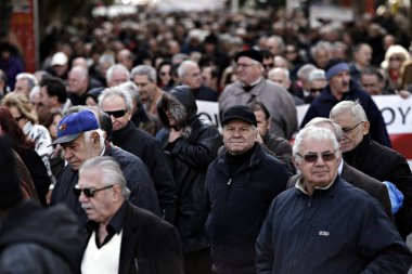 Emekliler Atina 'da planlanan emeklilik reformlarına karşı bir gösteri sırasında sloganlar bağırıyor, Yunanistan, 17 Aralık 2015
