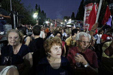 Syriza sol taraf lideri ve eski Başbakan Alexis Tsipras jestleri, Atina 'nın merkezindeki Syntagma meydanında taraftarlarına seçim öncesi bir konuşma yaparken, 18 Eylül 2015 Cuma.