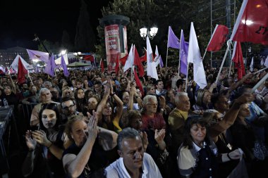 Syriza sol taraf lideri ve eski Başbakan Alexis Tsipras jestleri, Atina 'nın merkezindeki Syntagma meydanında taraftarlarına seçim öncesi bir konuşma yaparken, 18 Eylül 2015 Cuma.