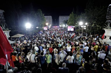 Syriza sol taraf lideri ve eski Başbakan Alexis Tsipras jestleri, Atina 'nın merkezindeki Syntagma meydanında taraftarlarına seçim öncesi bir konuşma yaparken, 18 Eylül 2015 Cuma.