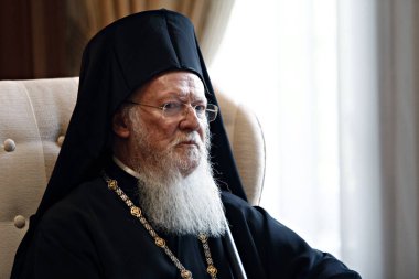 Yunanistan Başbakanı Alexis Tsipras, Atina 'daki Maximos Konağı 'nda yaptığı toplantıda, 19 Ekim 2015 tarihinde Ecumenical Patriği Bartholomew ile konuşuyor