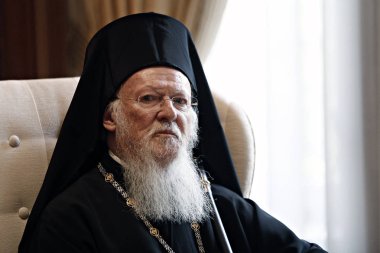 Yunanistan Başbakanı Alexis Tsipras, Atina 'daki Maximos Konağı 'nda yaptığı toplantıda, 19 Ekim 2015 tarihinde Ecumenical Patriği Bartholomew ile konuşuyor