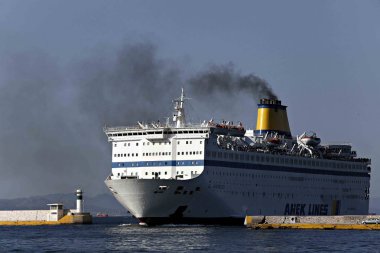 Göçmen ve mülteciler Piraeus Pire limanında geliş sonra bir feribottan karaya, Yunanistan 'da 20 Ağustos, 2015