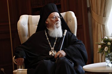 Yunanistan Başbakanı Alexis Tsipras, Atina 'daki Maximos Konağı 'nda yaptığı toplantıda, 19 Ekim 2015 tarihinde Ecumenical Patriği Bartholomew ile konuşuyor