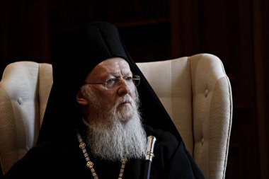 Yunanistan Başbakanı Alexis Tsipras, Atina 'daki Maximos Konağı 'nda yaptığı toplantıda, 19 Ekim 2015 tarihinde Ecumenical Patriği Bartholomew ile konuşuyor