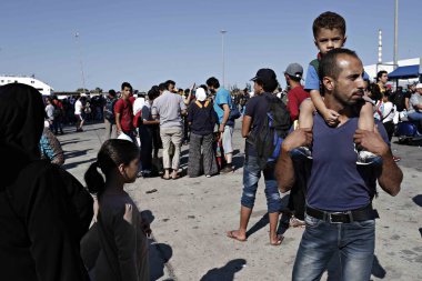 Göçmen ve mülteciler Piraeus Pire limanında geliş sonra bir feribottan karaya, Yunanistan 'da 20 Ağustos, 2015